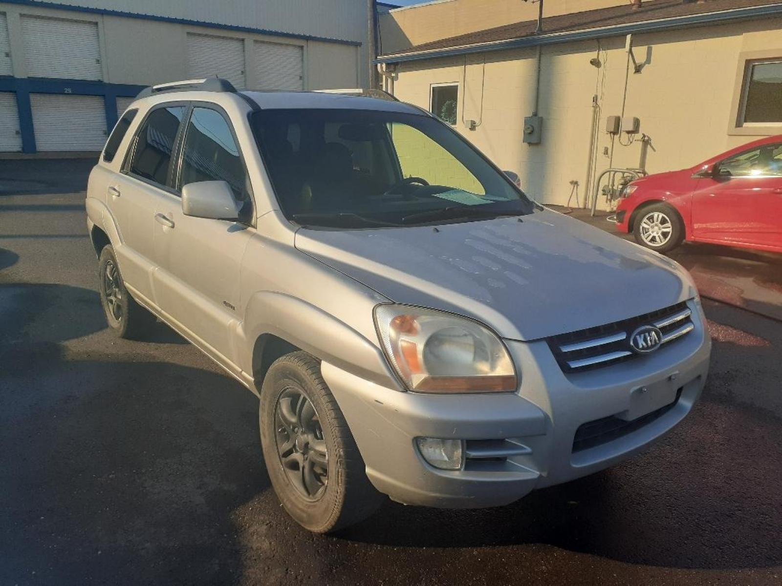 2006 Kia Sportage (KNDJE723467) with an V6, 2.7L engine, located at 2015 Cambell Street, Rapid City, SD, 57701, (605) 342-8326, 44.066433, -103.191772 - CARFAX AVAILABLE - Photo #4